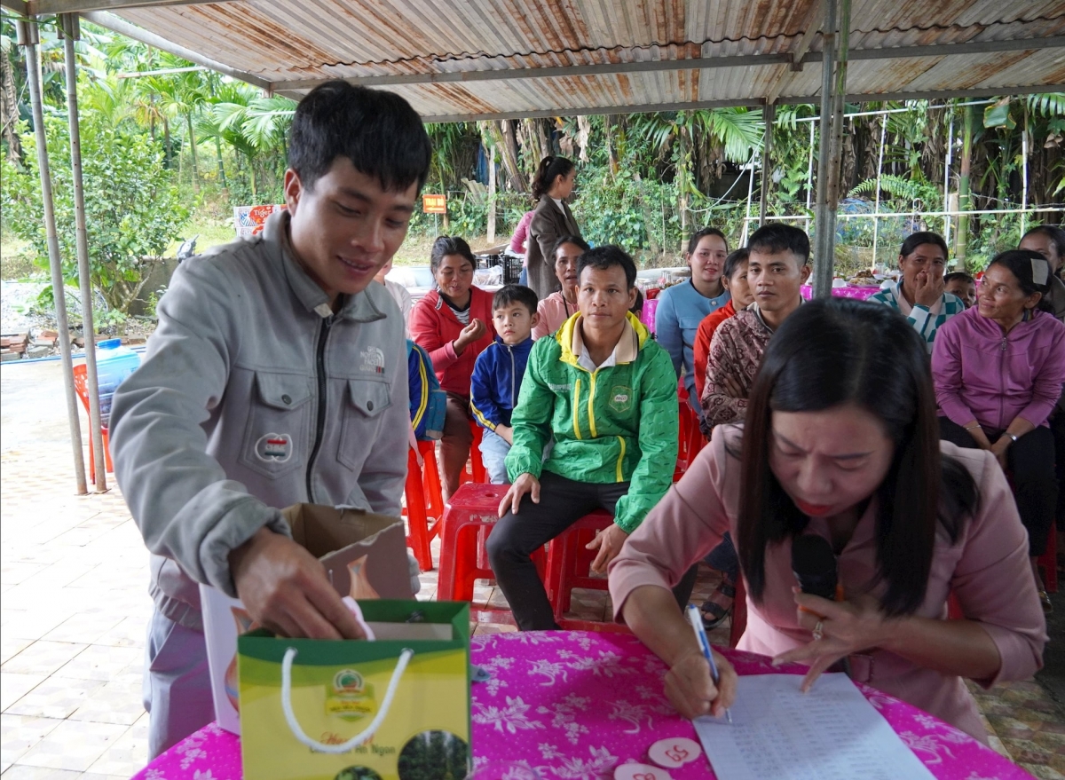 Các hộ dân bốc thăm chọn heo giống hỗ trợ từ dự án. Ảnh: THANH KHIẾT