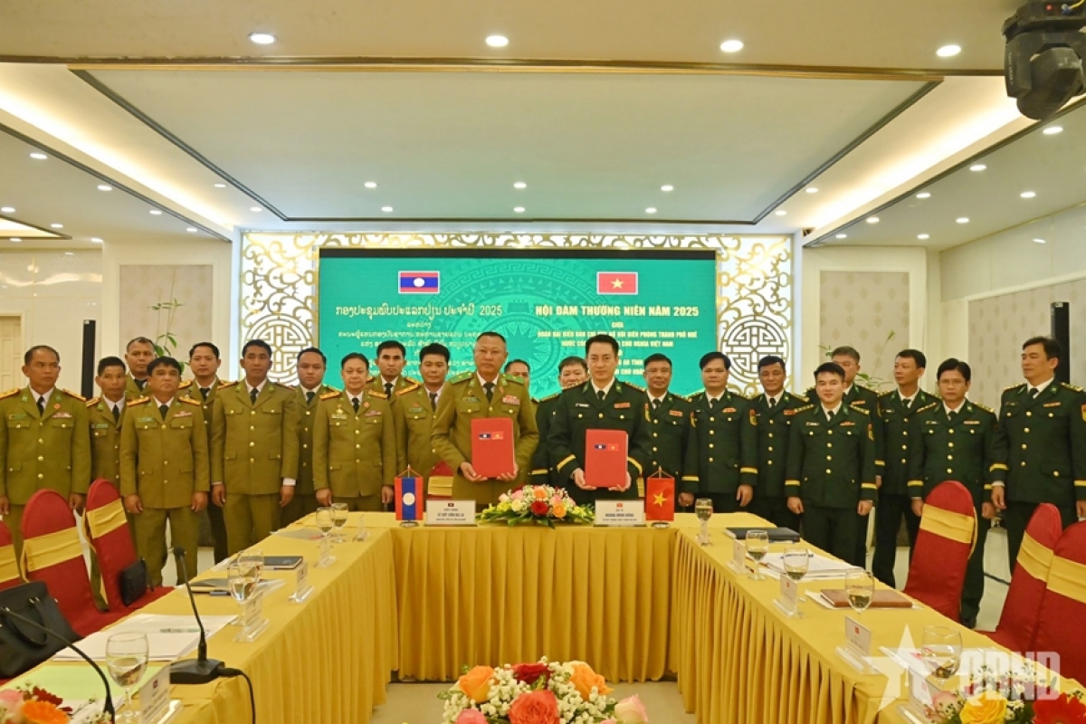 Hai bên ký kết biên bản ghi nhớ. Ảnh: VÕ TIẾN