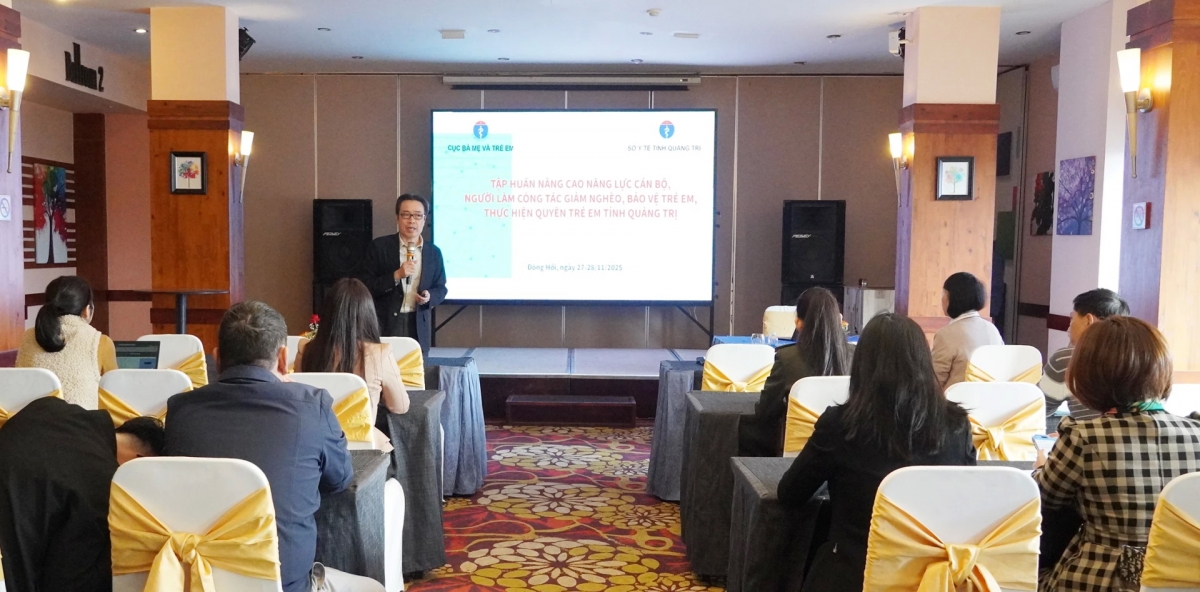 Giảng viên truyền đạt các nội dung liên quan đến công tác giảm nghèo và bảo vệ trẻ em - Ảnh: L.M