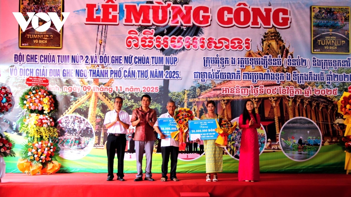 Lãnh đạo xã An Ninh tặng quà cho các đội ghe ngo