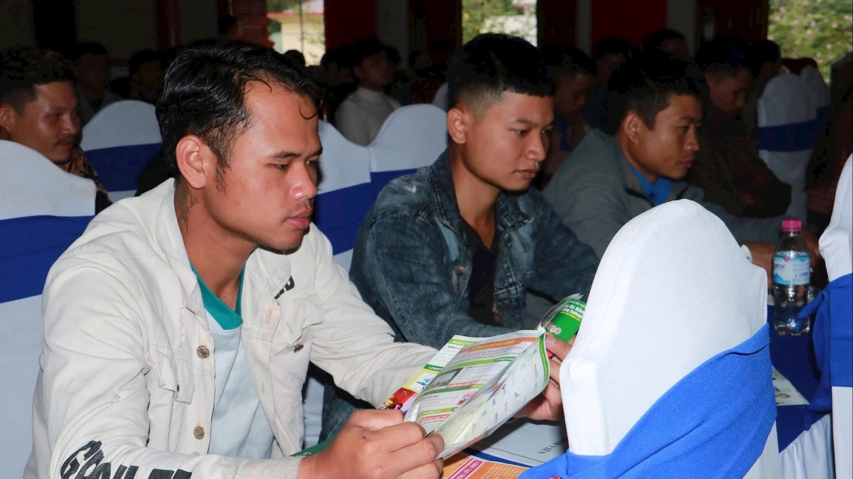 Thanh niên xã Sông Kôn tìm hiểu các ngành nghề lao động tại buổi tư vấn. Ảnh: VA RA