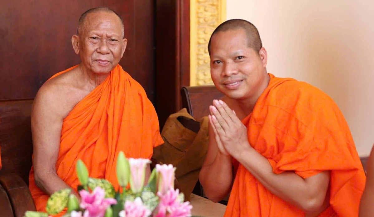 Đại đức Thạch Sa Mon (Bìa phải), sư cả chùa Chùa KomBangBat, xã Tam Ngãi, tỉnh Vĩnh Long