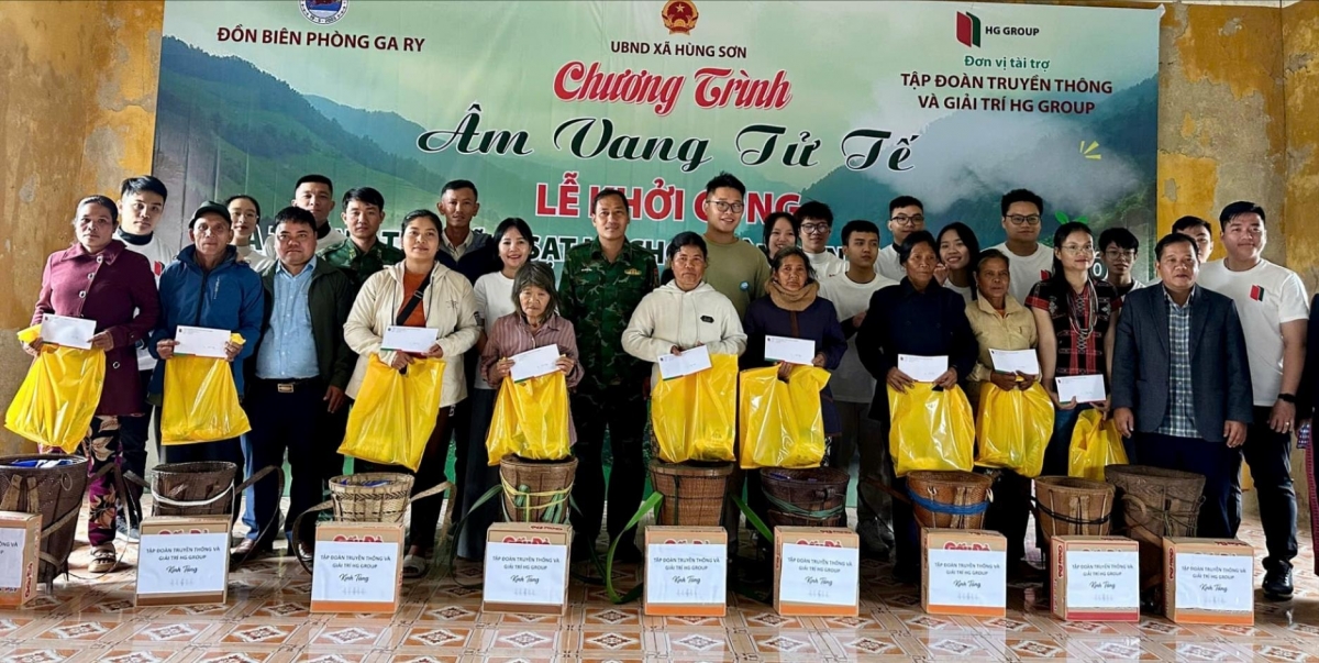 Các đơn vị tặng quà cho người dân. Ảnh: PHÚC TRƯỜNG