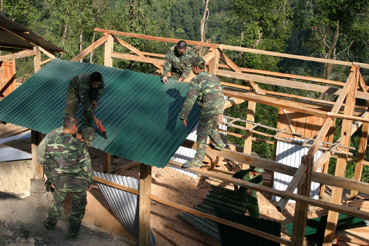 Bộ đội biên phòng Lai Châu giúp đồng bào La Hủ làm nhà để định cư, ổn định cuộc sống
