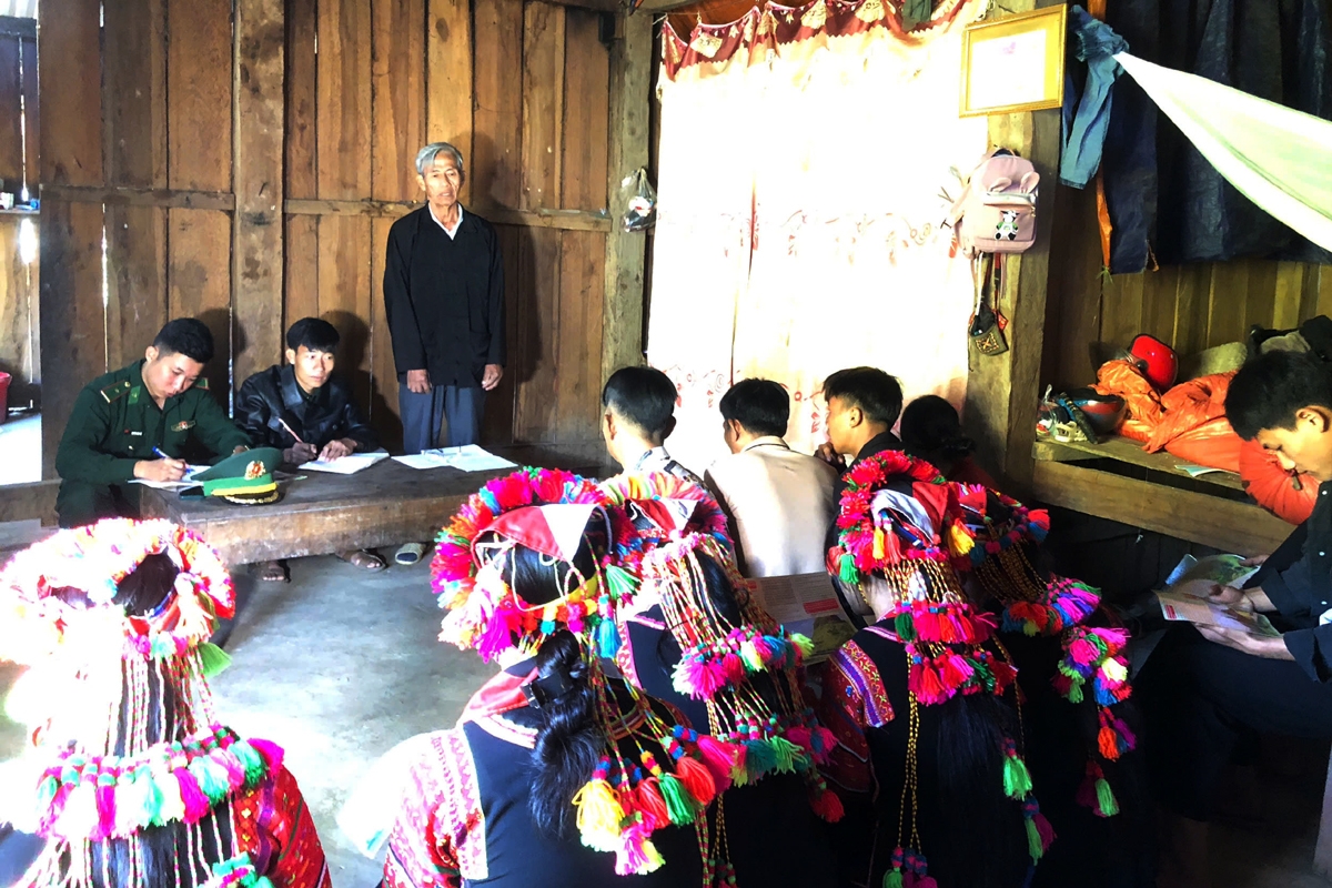 Ông Ly Xạ Pu cùng cán bộ biên phòng tuyên truyền, vận động người dân bản Nhú Ma ổn định cuộc sống và củng cố hệ thống chính trị ở cơ sở.