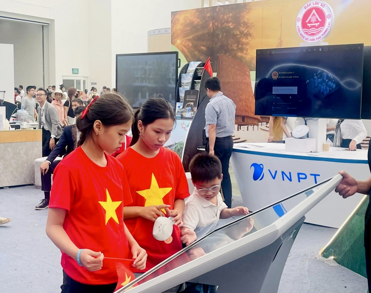 "Đẩy mạnh chuyển đổi số trong lĩnh vực văn hóa, thể thao và du lịch" là một trong những mục tiêu đã được nêu rõ trong văn kiện Đại hội Đảng lần thứ XVIII của tỉnh Đắk Lắk 