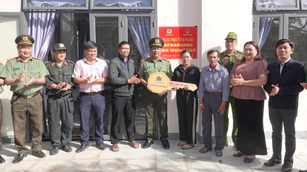  Tàm jàu hìu ơm pa sơn rờp bơh “Broă lơh Quang Trung” tus hìu bơnhă bi Nguyễn Thị Hương Lan, sàh Quảng Lập, càr Lâm Đồng