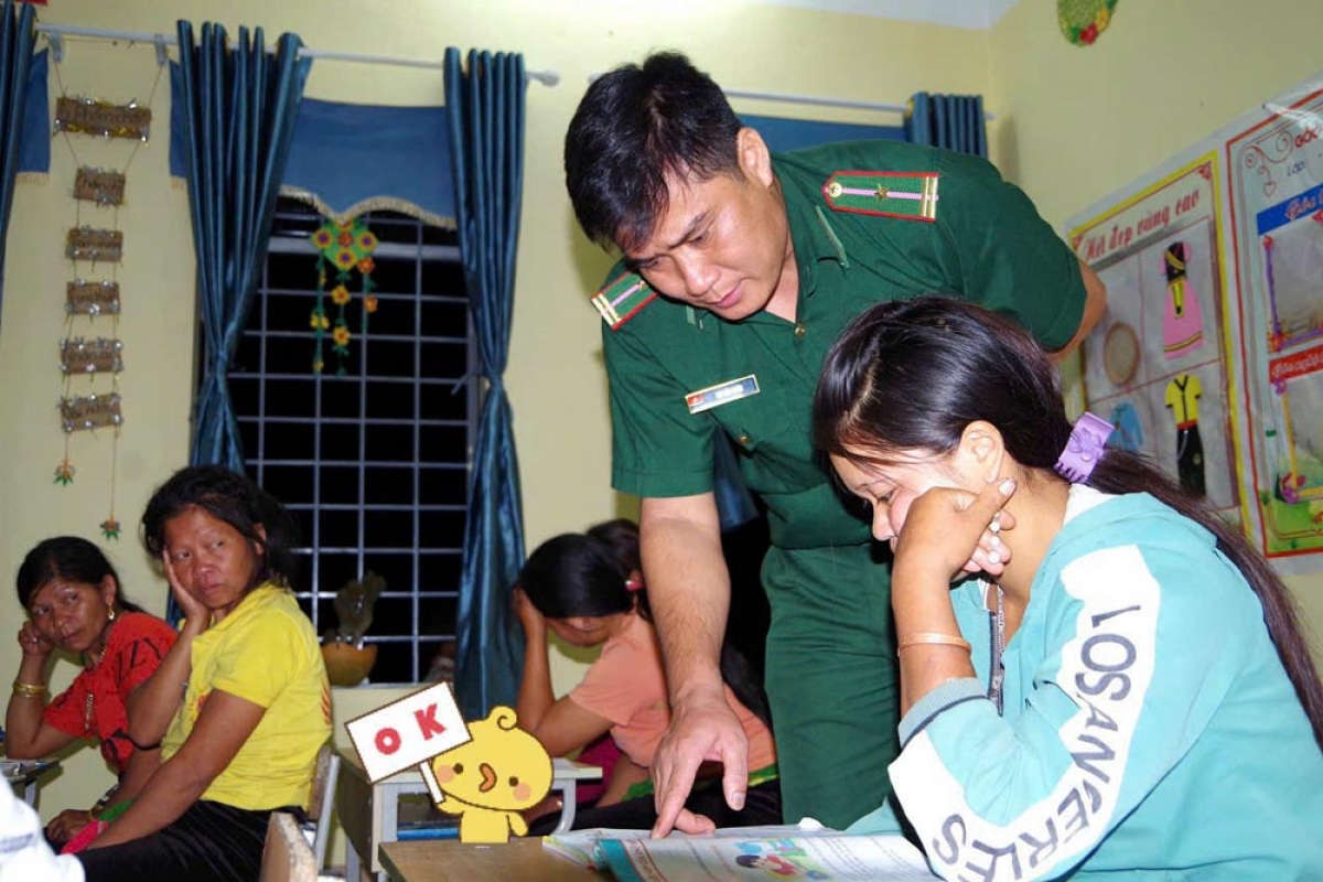 Thiếu tá Nguyễn Văn Hoàn say sưa với lớp học xóa mù chữ cho học viên người Mảng, ở Nậm Ban, xã Pa Tần