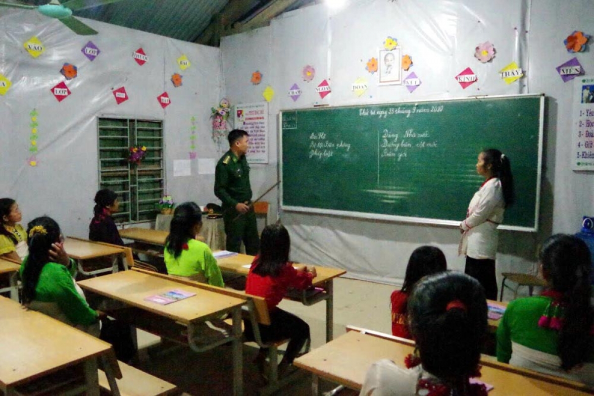 Từ lớp học xóa mù chữ của thầy Hoàn, nhận thức của người Mảng ở Nậm Ban đã dần thay đổi