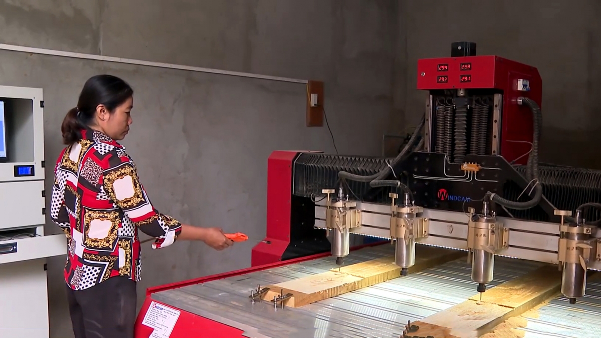 Máy tiện gỗ CNC (Model 1325-4) do tỉnh hỗ trợ 50% giá trị