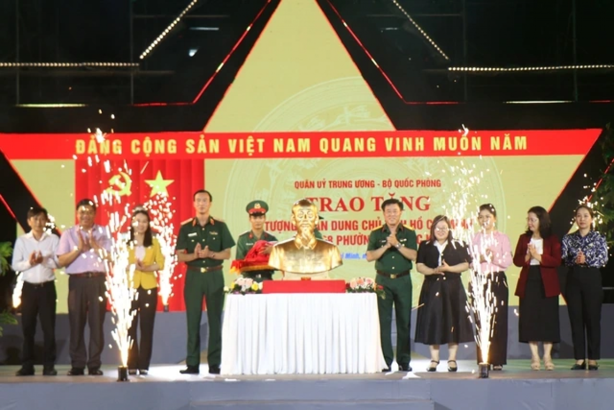 Mentri Quoc phong alin rup patau thaik Wa Ho ka 168 xa, phuong, dac khu Ban raya Ho Chi Minh