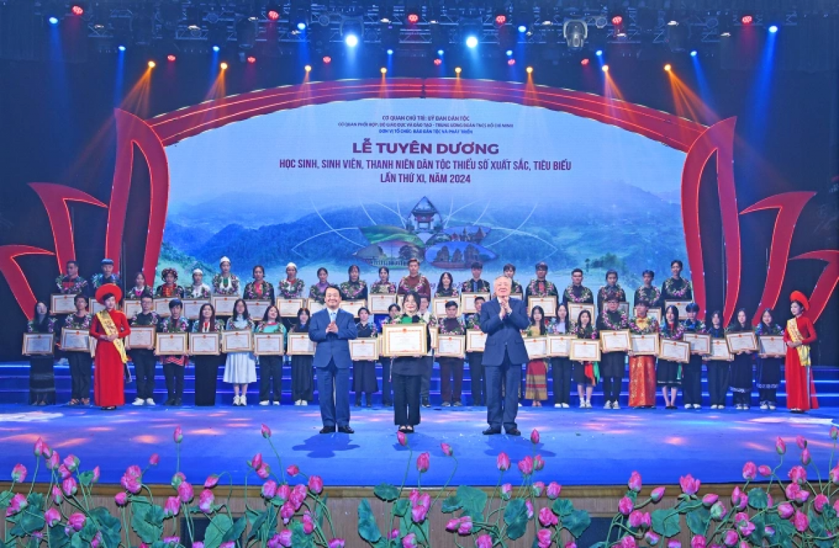 Meyaom anek saih, sinh vien, dam dara bangsa takik bac megru naih joi