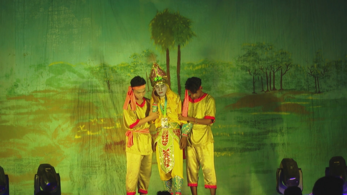 Vào mùa khô, sân khấu dù kê lại sáng đèn phục vụ bà con tại các lễ hội