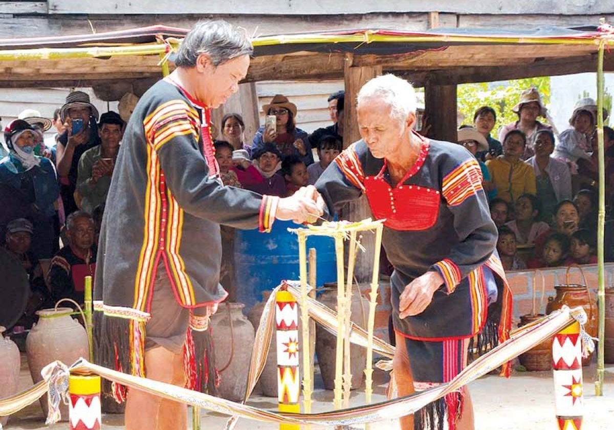 Nghệ nhân Ưu tú Ksor Lol (way kuăl lah Ơi Sơ) ƀư nău way ôp brah mih ta xã Chư A Thai, Gia Lai