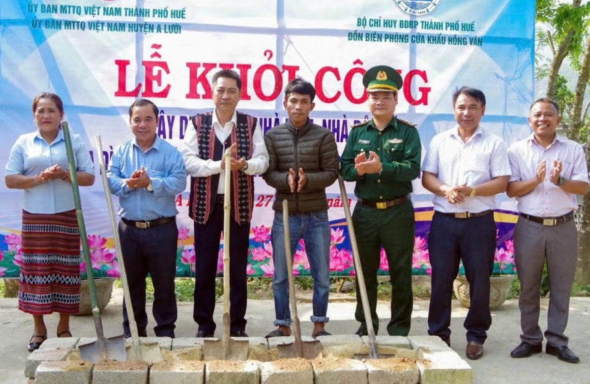 Lãnh đạo Ủy ban MTTQ Việt Nam thành phố Huế khởi công xây dựng nhà Đại đoàn kết cho người dân gặp khó khăn về nhà ở.