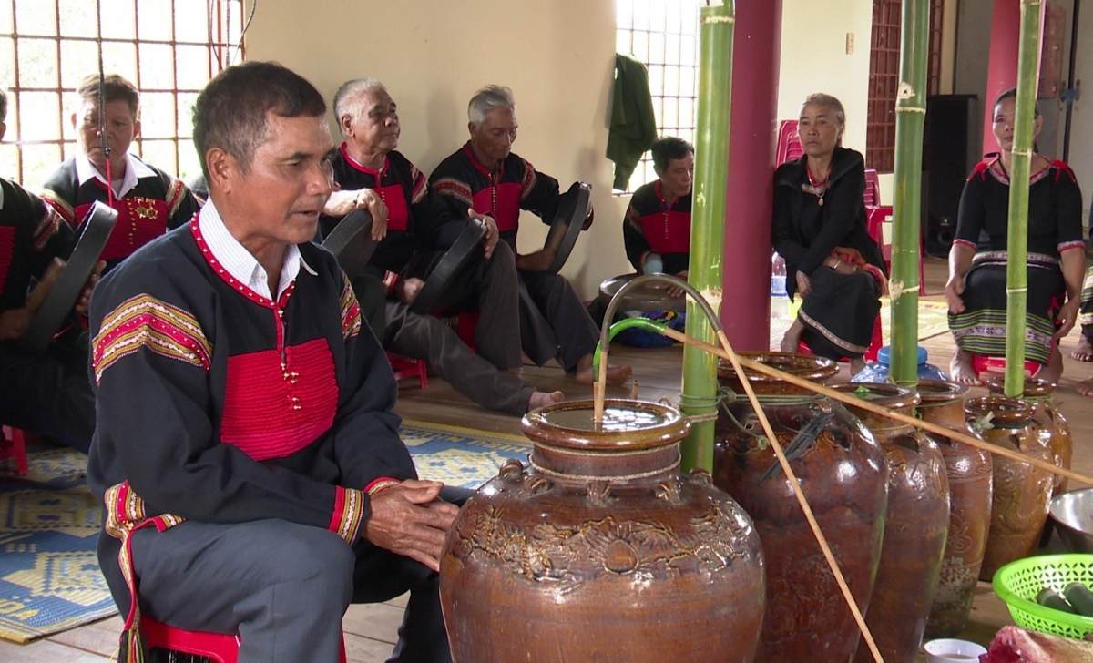Tung pơla ai idrâp chêng chuât ro, pôa pơchâu xuân po mâu tĭng rơkâu xối tiô khôi hmâ dêi mơngế Rơđế, rơkâu pâ ăm rêm ngế tơniăn lĕm, pơlê pơla tơrŭm, tơdroăng rêh ối phâi tơtô