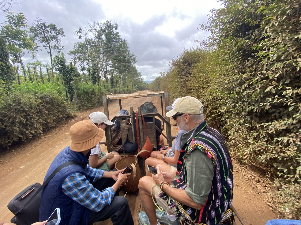
Năc lòt nhơl nggui rơndeh kông nông lòt tàm mìr nàng sền gĭt