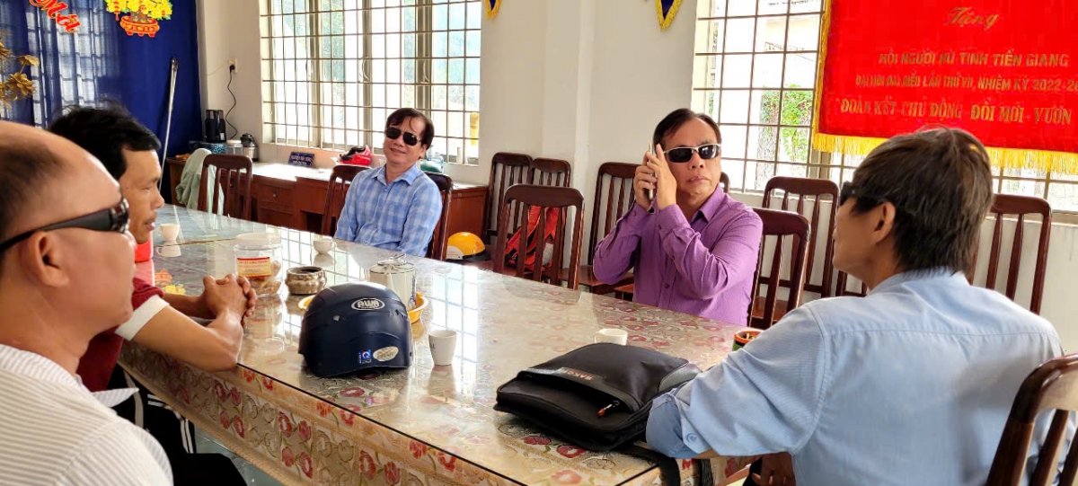 Ông Nguyễn Văn Tùng (áo tím) rất tích cực với hoạt động Hội Người mù tỉnh Đồng Tháp