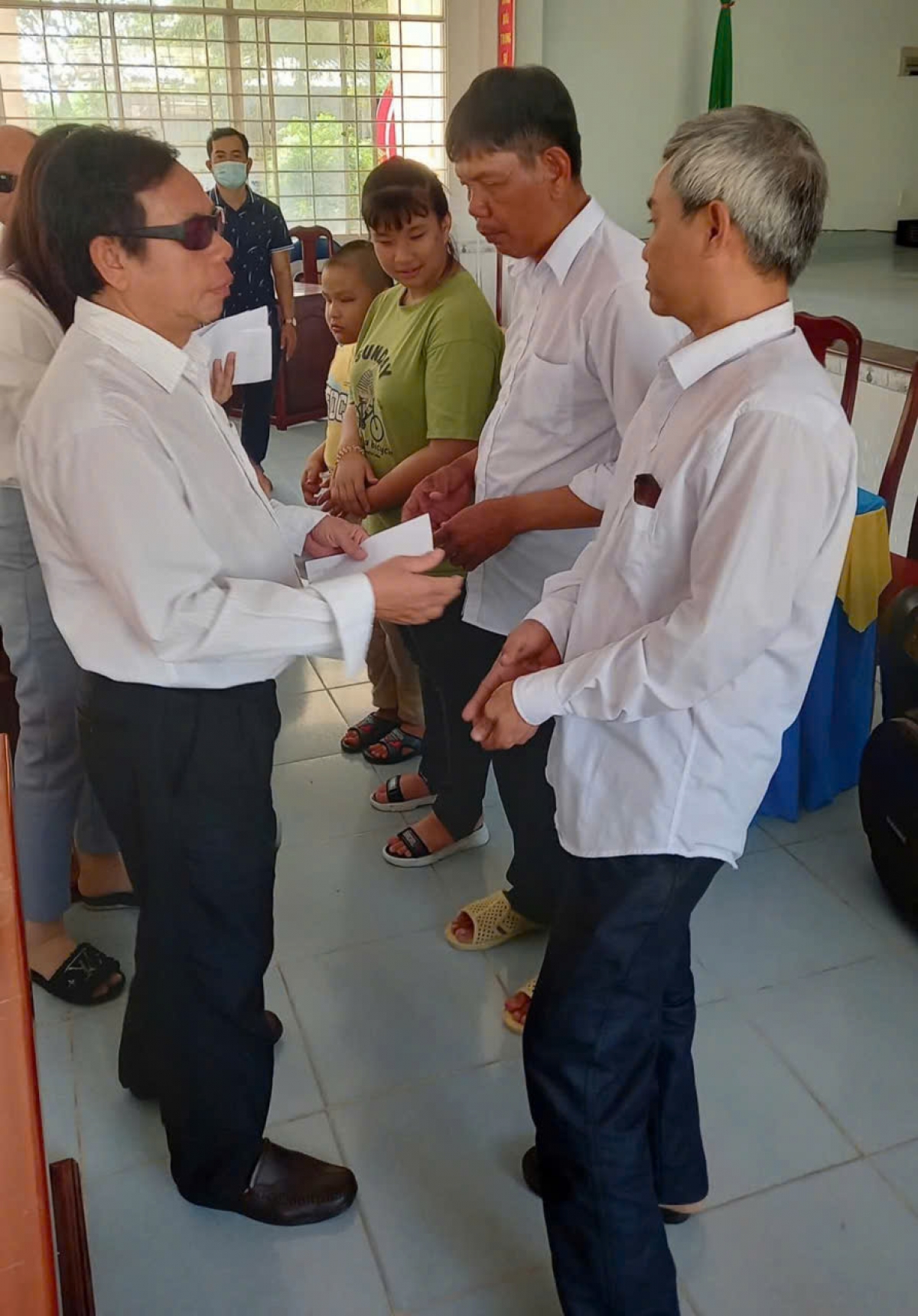 Ông Nguyễn Văn Tùng tham gia tặng quà cho các hội viên có hoàn cảnh khó khăn