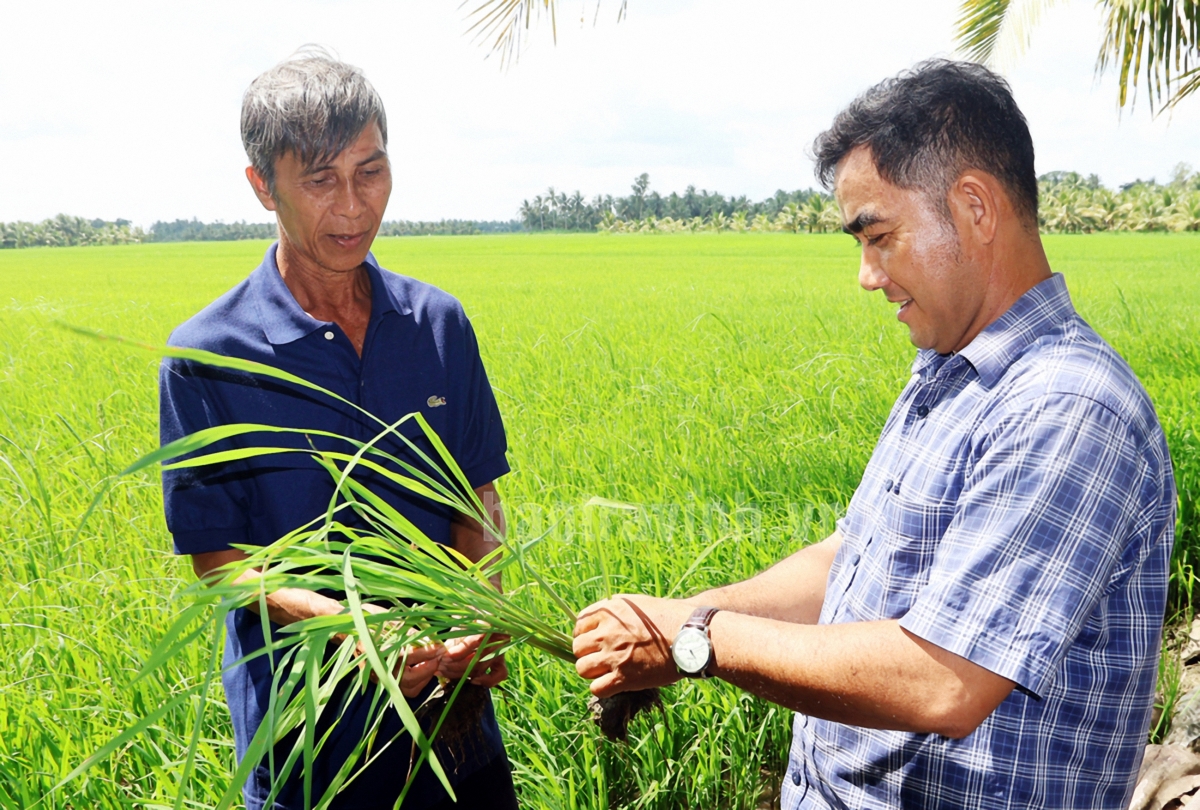 Ông Thạch Chane (bên trái)
