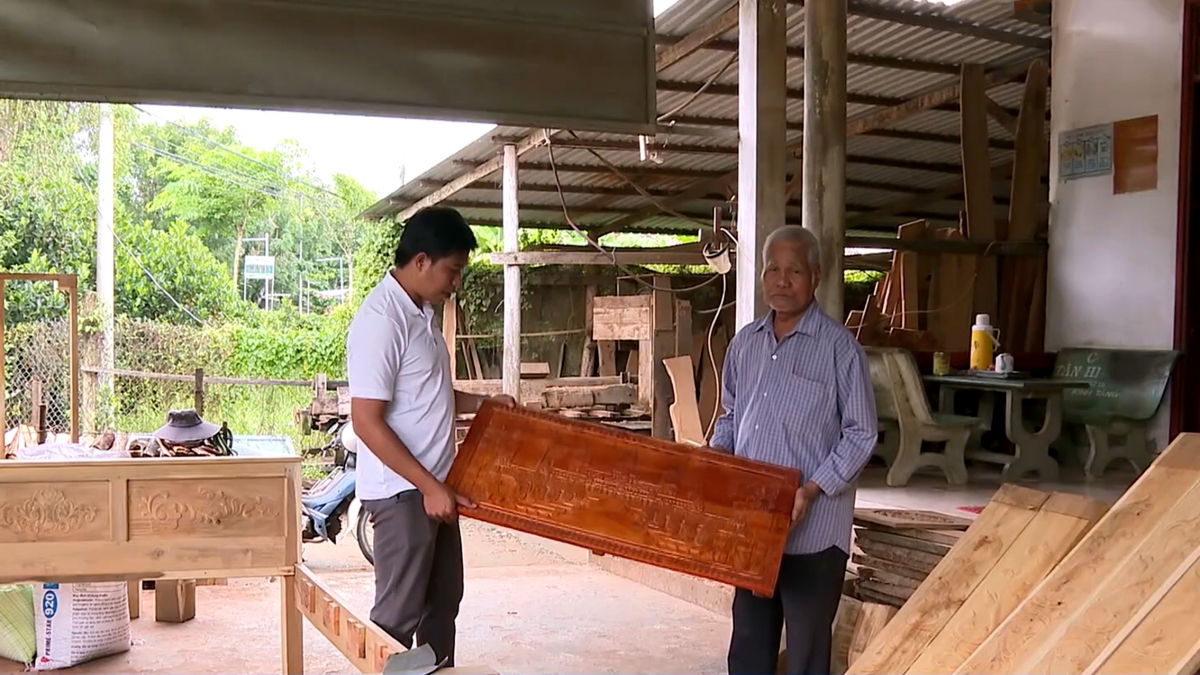 Ông Thạch Phan Phanh (phải) với sản phẩm thực hiện bằng thiết bị hiện đại