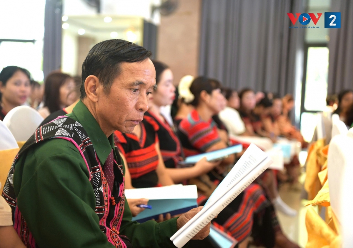 Già làng Hồ Ngọc Trân "Tuổi trẻ bây giờ họ rất muốn giữ gìn văn hóa, nhưng cái khó là kinh phí và khâu tổ chức. Bây giờ ai cũng có nhận thức về kinh tế, nếu không có chế độ bồi dưỡng, động viên thì rất khó"