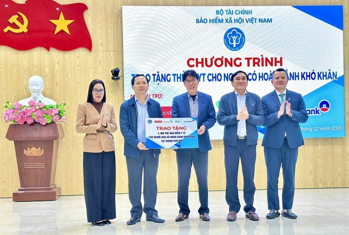 Phó Giám đốc Chu Mạnh Sinh đại diện cho BHXH Việt Nam và các nhà tài trợ trao biểu trưng hơn 4000 thẻ BHYT cho bà con có hoàn cảnh khó khăn thành phố Huế.