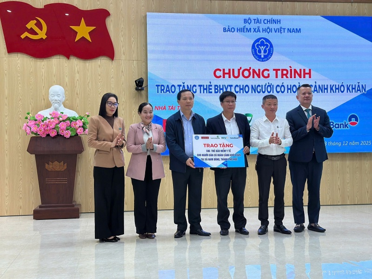 Phó Giám đốc Chu Mạnh Sinh đại diện cho BHXH Việt Nam và các nhà tài trợ trao biểu trưng hơn 4000 thẻ BHYT cho bà con có hoàn cảnh khó khăn thành phố Huế.