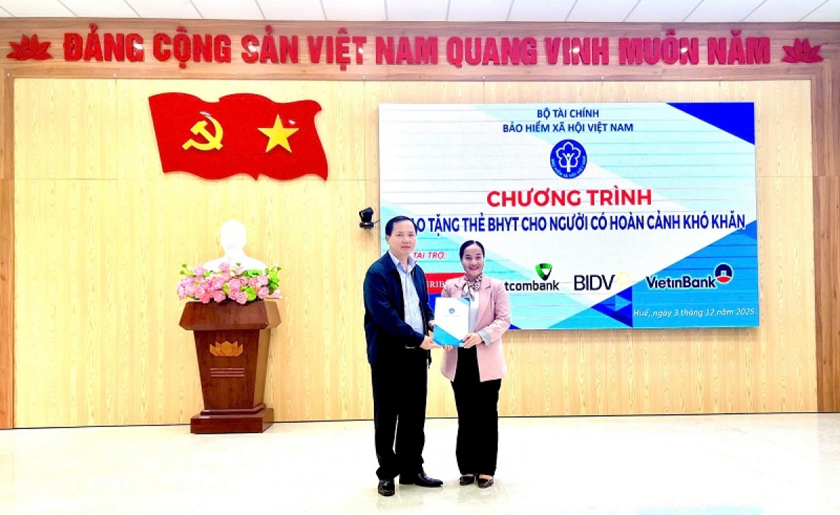 Phó Giám đốc Chu Mạnh Sinh trao tặng 50 triệu đồng cho đại diện xã Nam Đông hỗ trợ khắc phục hậu quả bão lũ