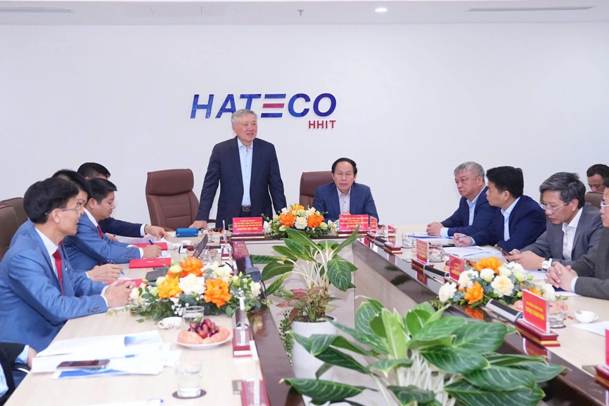 
Phŏ Thủ tướng Nguyễn Hòa Bình bơ̆jang hăm Tơnŏk Container Apŭng plĕnh teh Hateco Hải Phòng