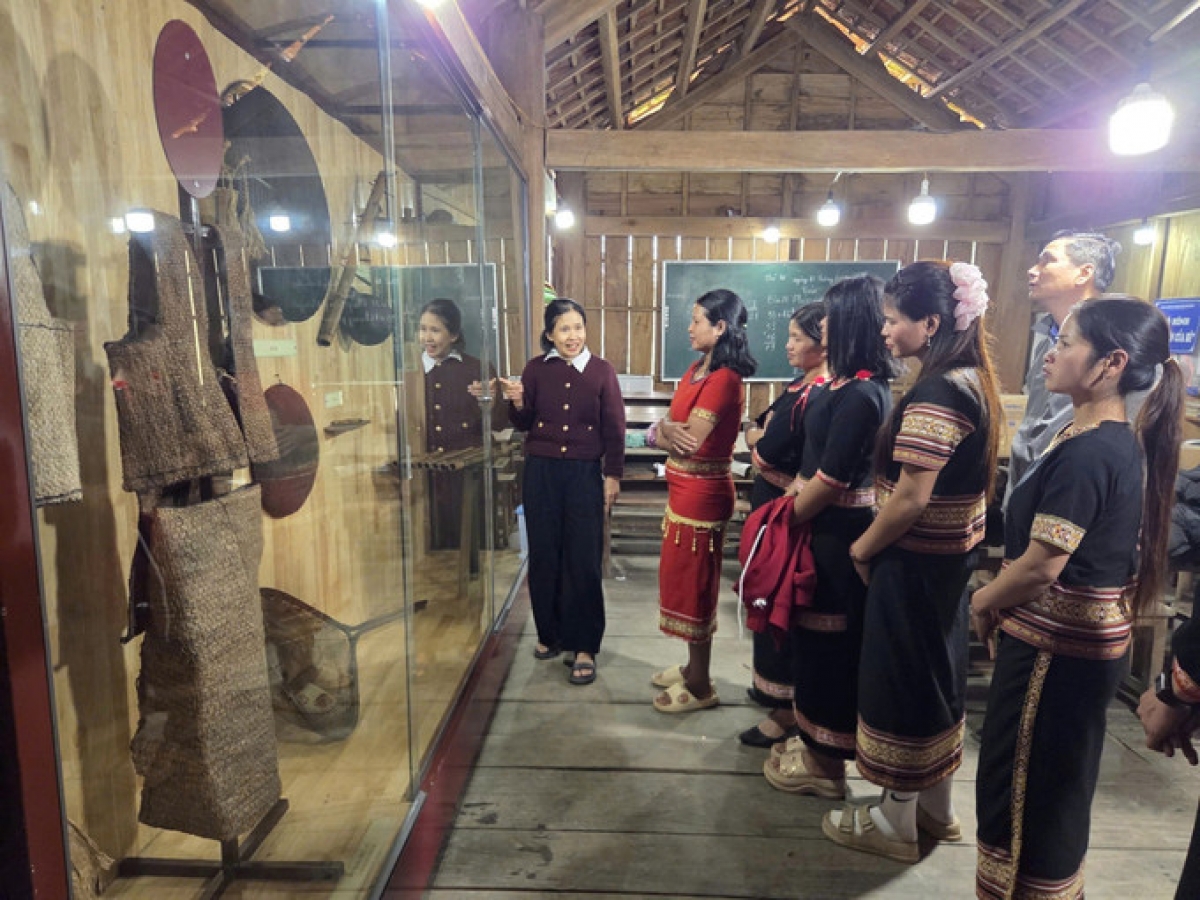 Bà con nhân dân xã Kon Plông tham quan mô hình của dân tộc Xơ Đăng (nhóm Mơ Nâm).