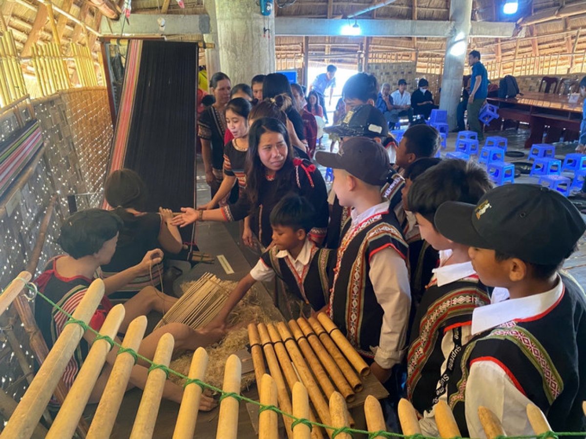 Bà con nhân dân xã Ngọc Réo tham quan mô hình của dân tộc Xơ Đăng (nhóm Tơ Đ’ră).