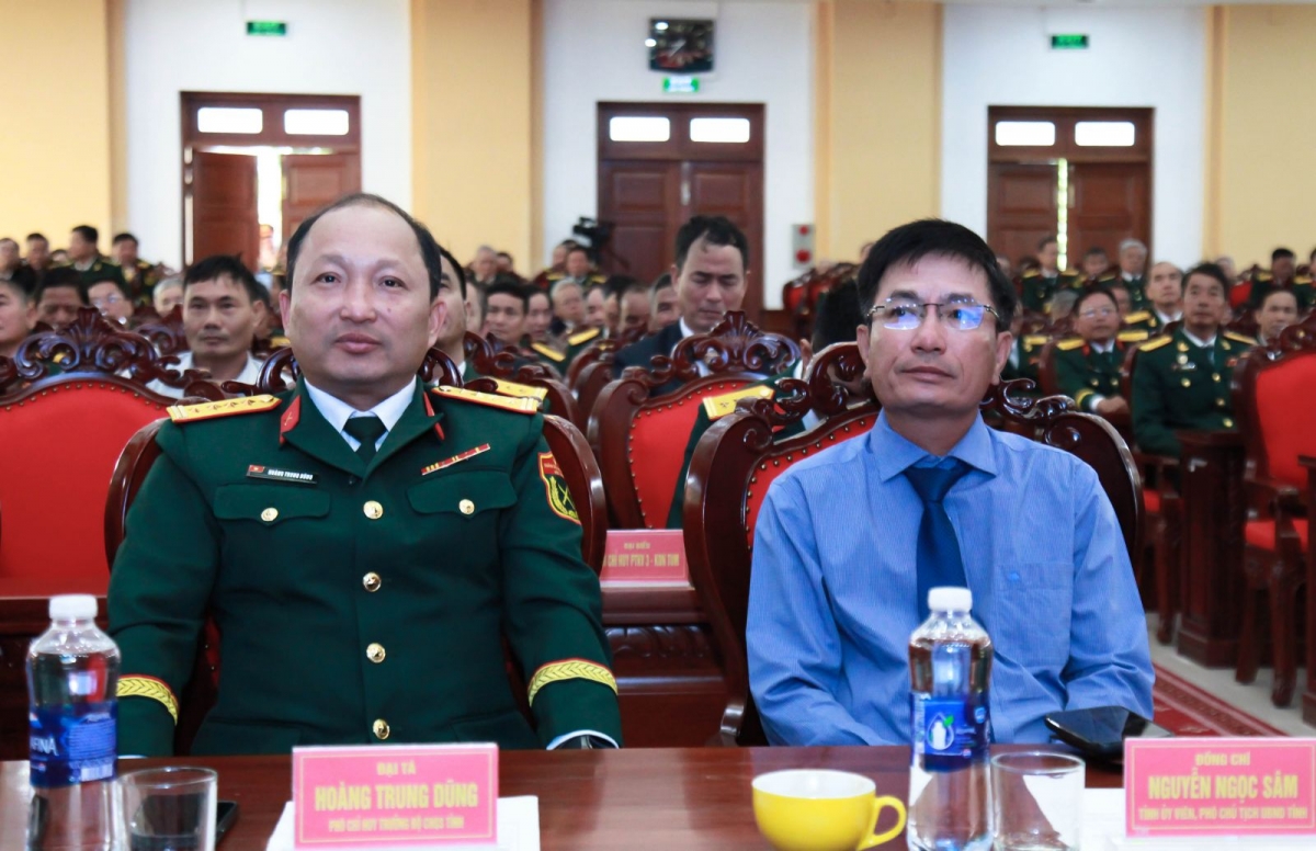 Phó Chủ tịch UBND tỉnh Nguyễn Ngọc Sâm cùng lãnh đạo Bộ Chỉ huy Quân sự tỉnh dự buổi gặp mặt