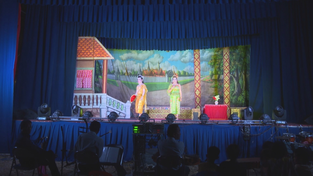 Sân khấu dù kê của đồng bào Khmer