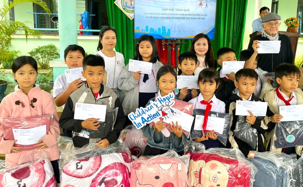 Ban tổ chức tặng quà cho học sinh khó khăn tại xã Lãnh Ngọc. Ảnh: XUÂN ĐÔNG