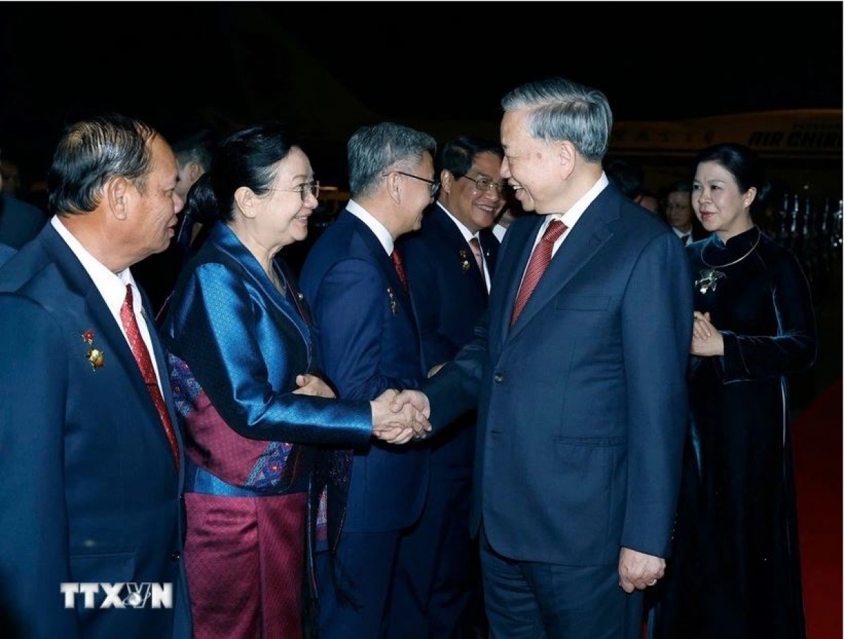 Ală cau ala mat tơngac Tổng Ƀí thư ồng Tô Lâm mờ Pơ ùr tàm Ƀlàng rơndeh par ală lơgar Wattay, càr lơgar Vientiane