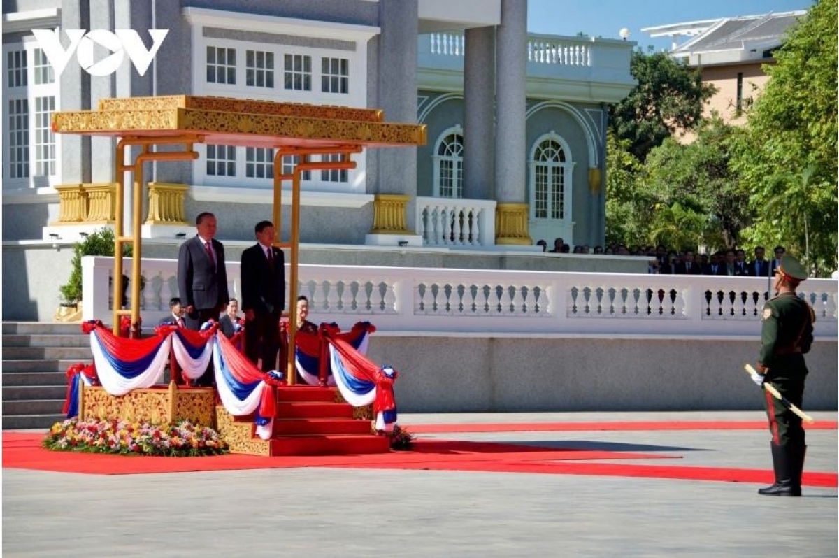 
Tổng Bí thư, Chủ tịch nước Lào Thongloun Sisoulith hơvơn Tổng Bí thư Tô Lâm tŏk tơ̆ hơnih gĭt kăl.