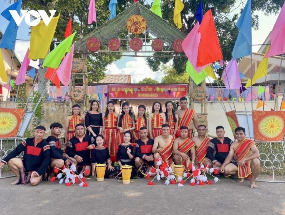 Ơruh pơnu Tây Nguyên kơnhăp jơng cơnđoà lòt mŭt tàm nam pa