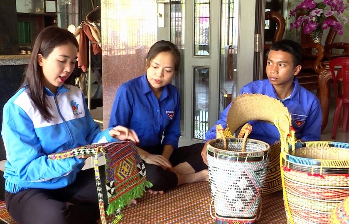 Lŏ Rơ Mah H’ Dịu yal bè ală phan geh bơh bơh ƀòn tàñ phan dê