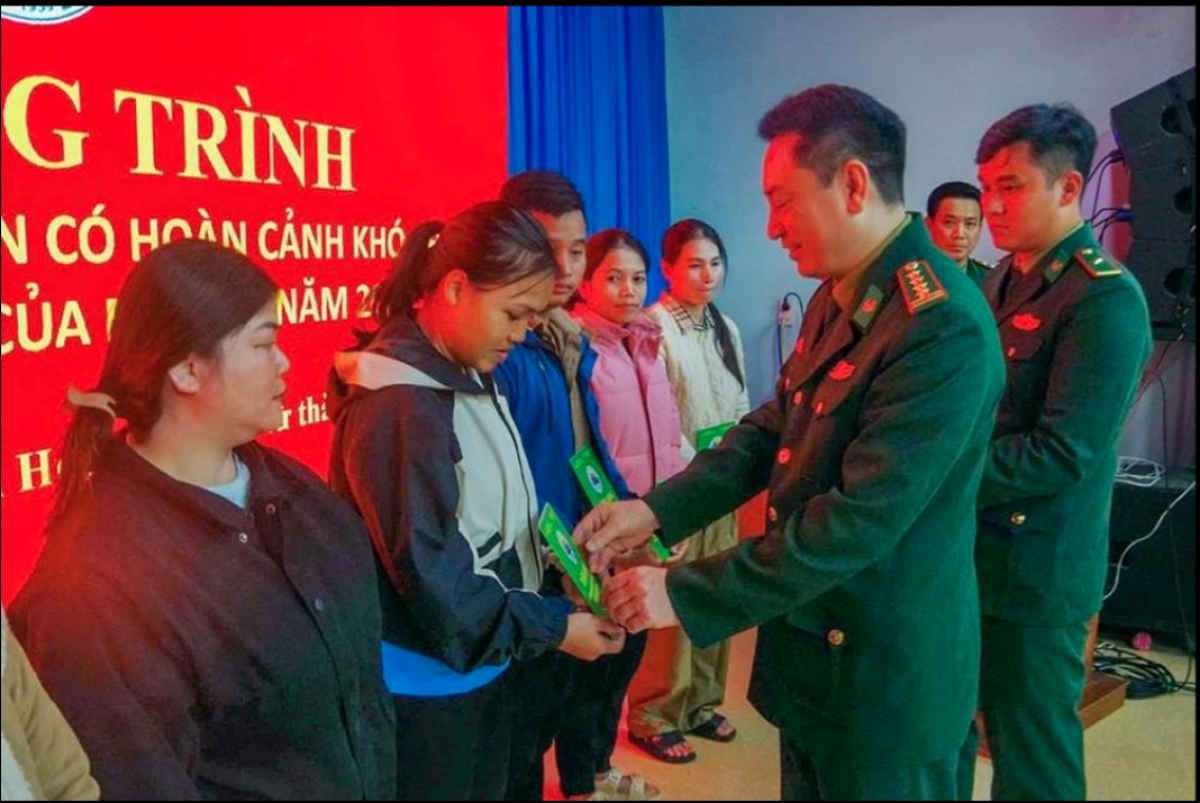 Đại tá Hoàng Minh Hùng, Chỉ huy trưởng BĐBP thành phố trao quà cho người dân khó khăn