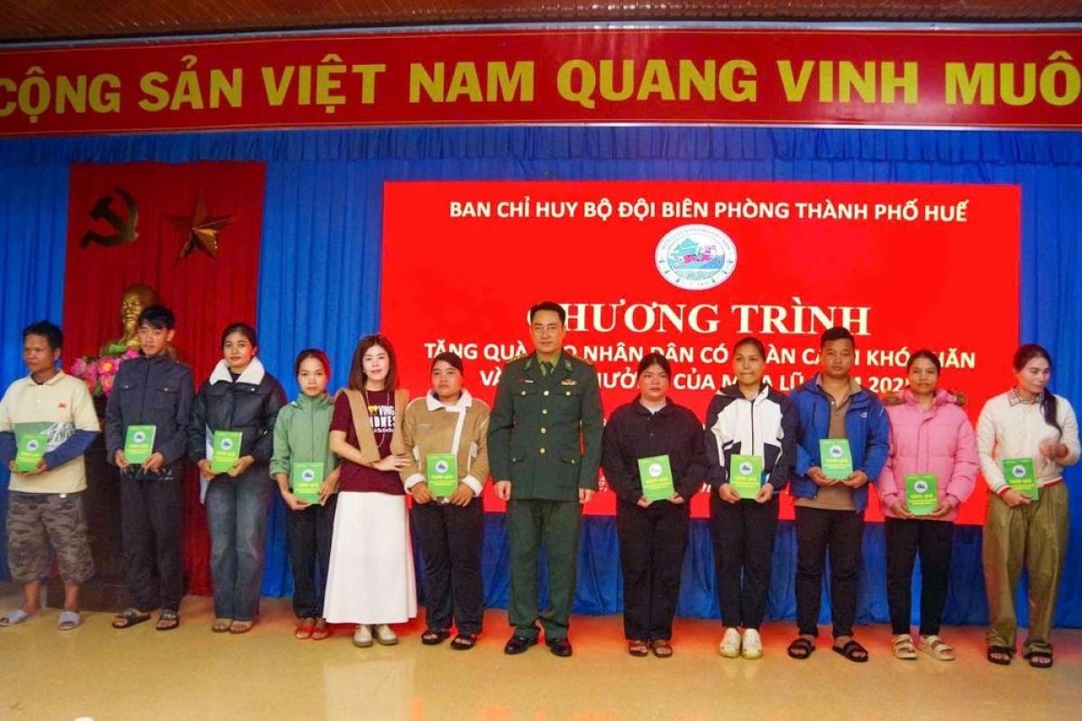 Đại tá Hoàng Minh Hùng, Chỉ huy trưởng Ban Chỉ huy Bộ đội Biên phòng TP.Huế tặng quà cho các hộ dân xã A Lưới 5. (Ảnh: Báo Công lý)