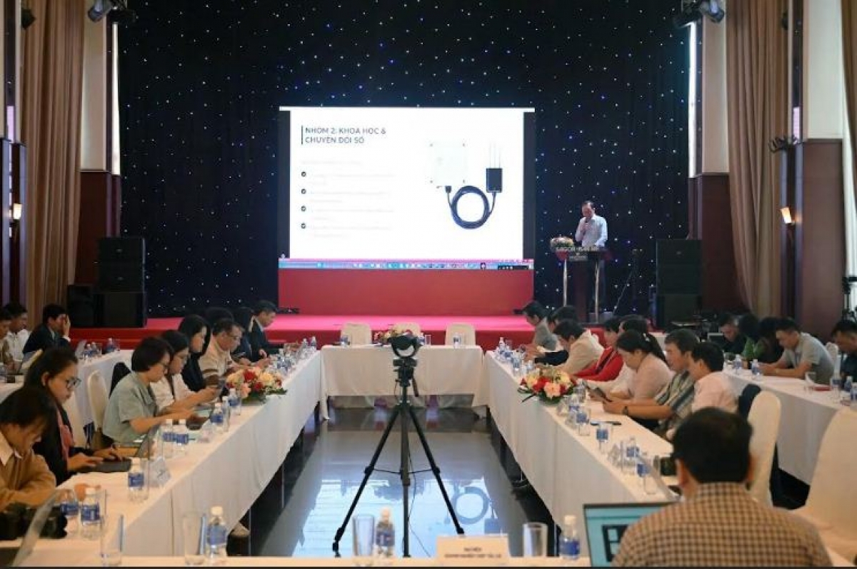 
Rim kơdră tang măt vang năm hop akŏm.