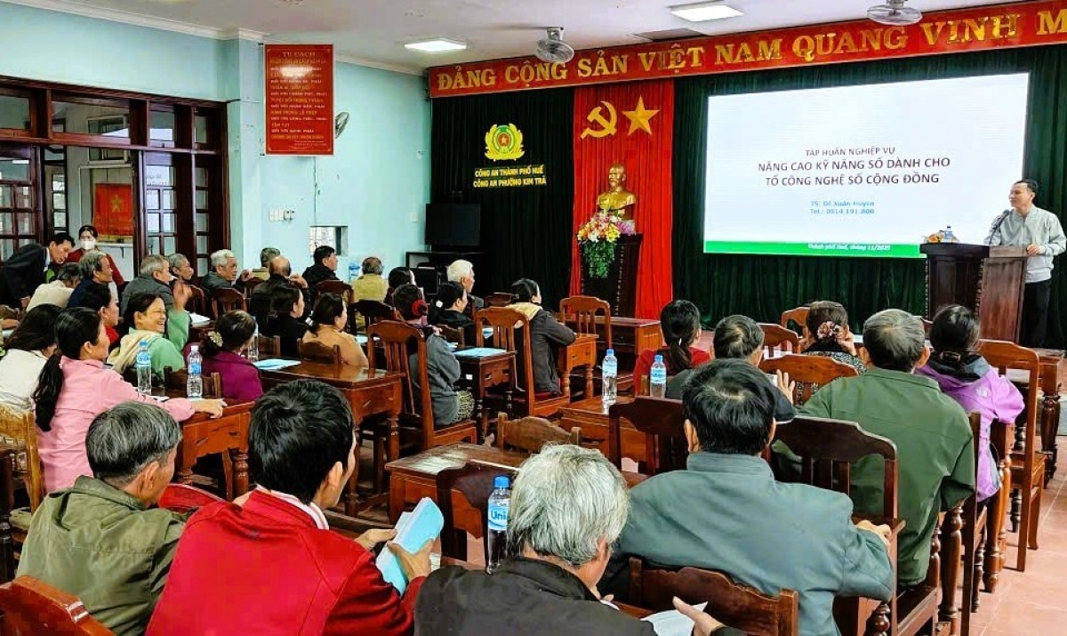 Tập huấn nâng cao kỹ năng số cho các tổ công nghệ số cộng đồng trên địa bàn phường Kim Trà, TP. Huế.Ảnh: Báo Văn hoá