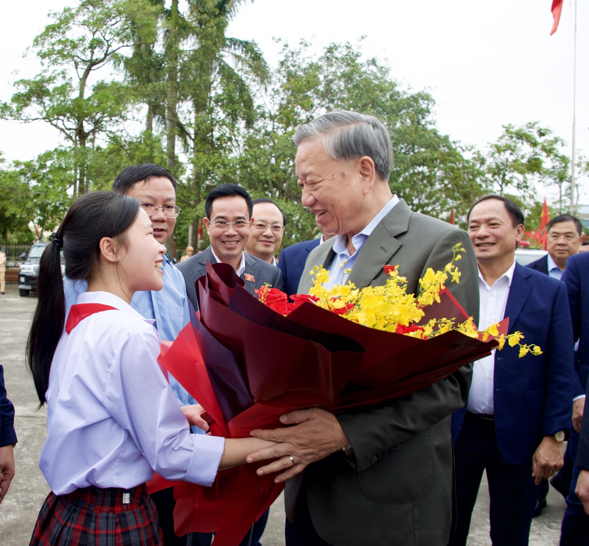 
Tổng Bí thư Tô Lâm akŏm pơma dơnuh hăm kon pơlei tah hla Hưng Yên