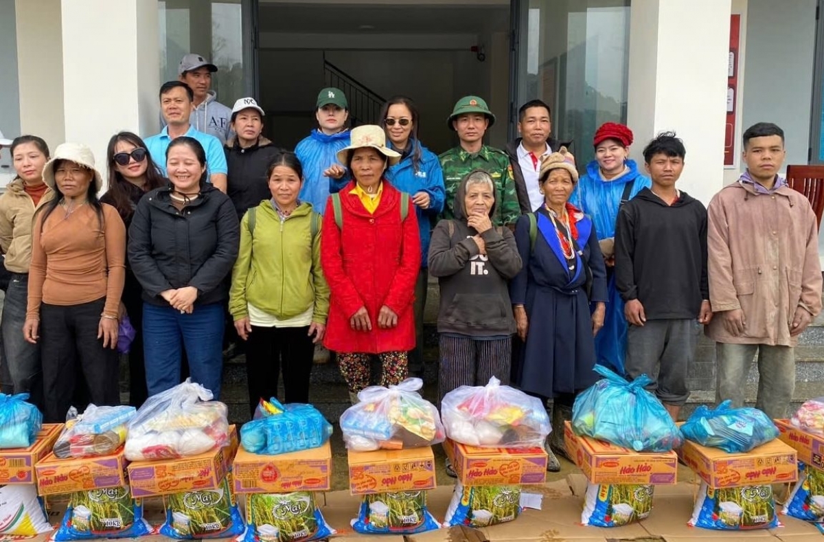 Đồn Biên phòng Ga Ry phối hợp các nhà hảo tâm tặng quà cho người dân vùng biên giới. Ảnh: PHÚC TRƯỜNG