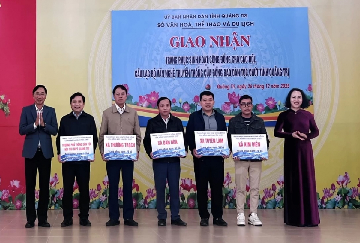 Trao 624 bộ trang phục sinh hoạt cộng đồng cho đồng bào Chứt - Ảnh: H.T