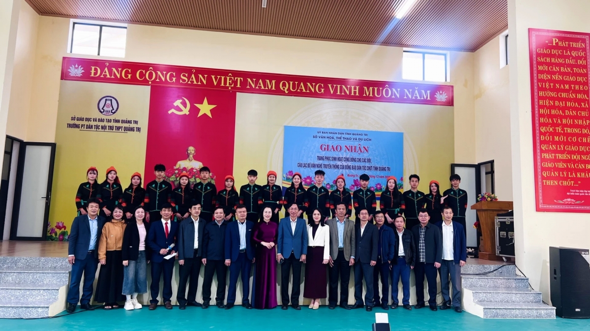 Đại biểu và các đội văn nghệ đồng bào Chứt chụp ảnh lưu niệm - Ảnh: H.T