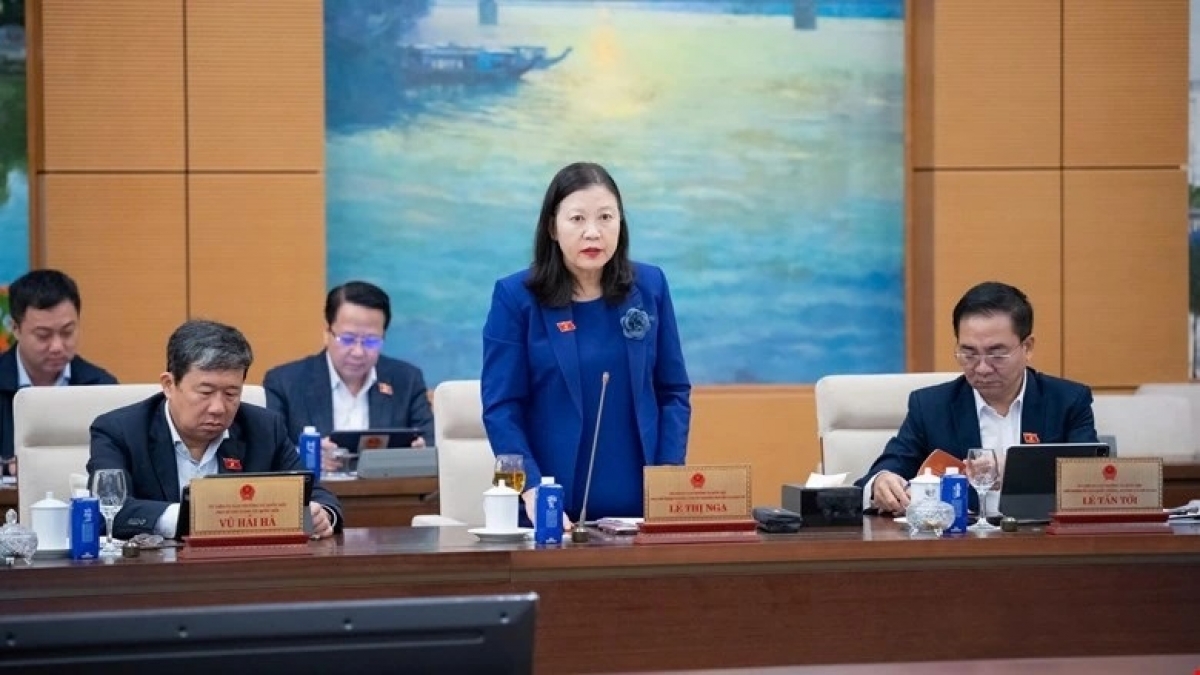 Phó Chủ nhiệm thường trực Ủy ban Dân nguyện và Giám sát Lê Thị Nga báo cáo tại phiên họp. Ảnh: Quốc hội
