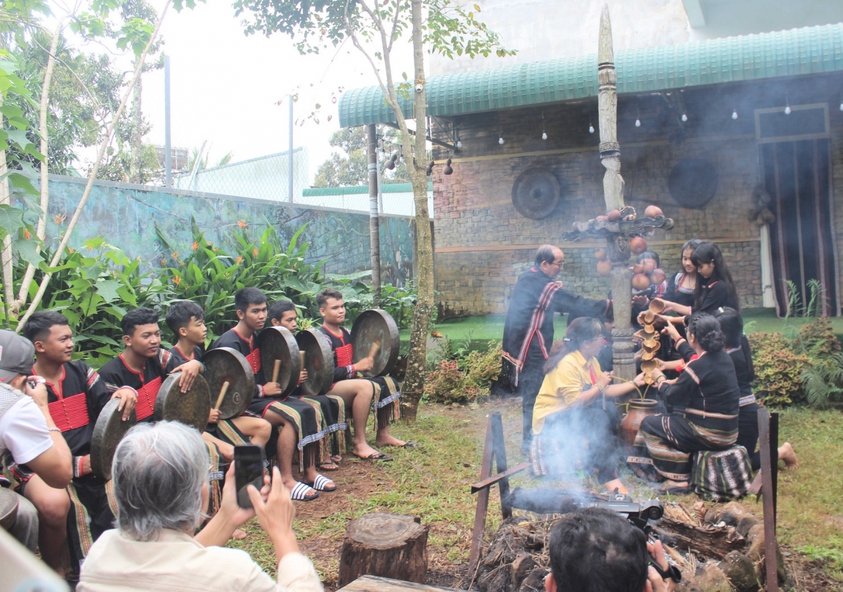
Tôn chĭng chêng ƀôh kang bang kơl lơ̆m tơdrong hơrih sa pơlei pơla, ‘moi kiơ̆ dôm tơdrong joăt pơgơ̆r sơng tơmoi, pơvih pơvăn ăn tơmang pơhiơ̆.