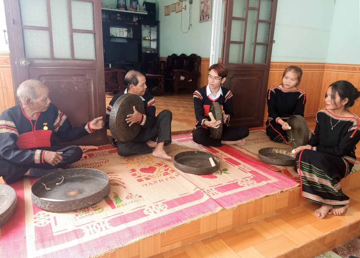 
Tôn chĭng chêng tơ̆ Dak Lăk gei kơjăp lơ̆m kon pơlei, hăm tơdrong pơtho pơhrăm đơ̆ng đe kră oei tơ̆ rim pơlei pơla.